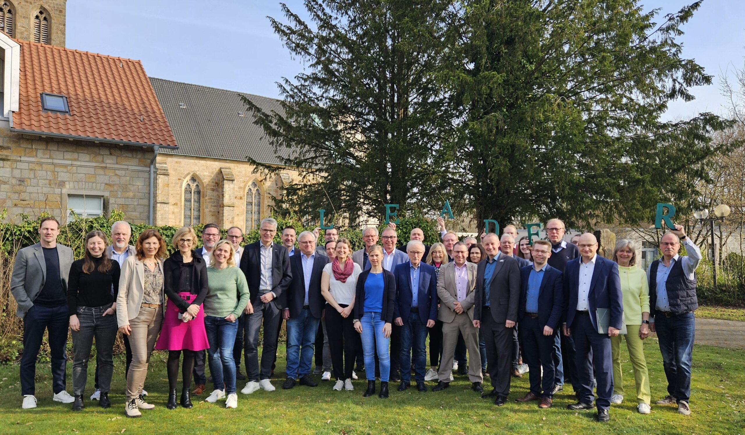 Die teilnehmenden Mitglieder der Mitgliederversammlung des Tecklenburger Land e.V. auf einem Gruppenfoto am 20.03.2026